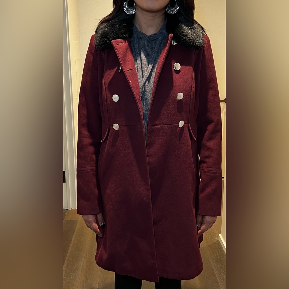 DOROTHY PERKINS burgundy coat with black fur detachable collar.